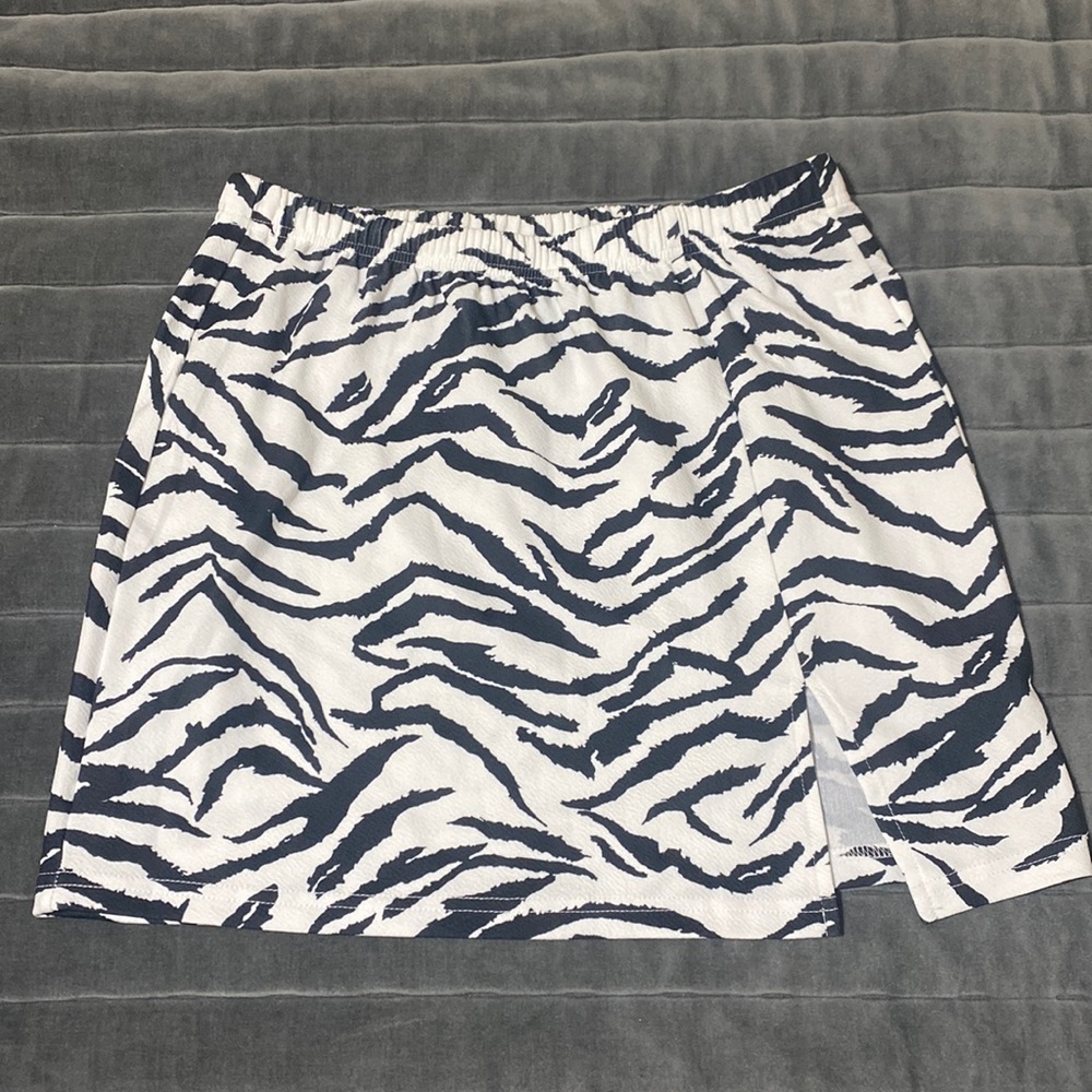 NEVER WORN zebra mini split hem skirt!!